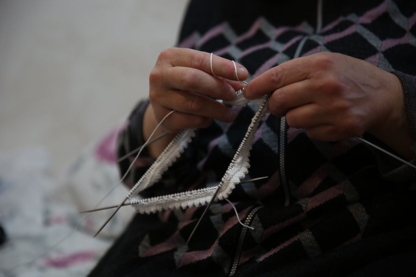 הצצה נדירה: הנשים שסורגות ירמולקע'ס