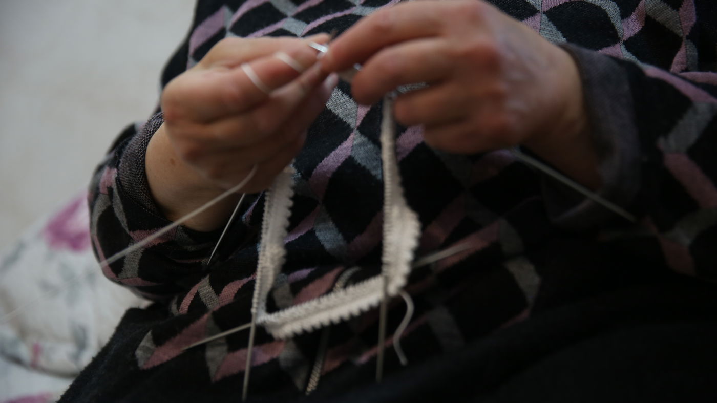 הצצה נדירה: הנשים שסורגות ירמולקע'ס