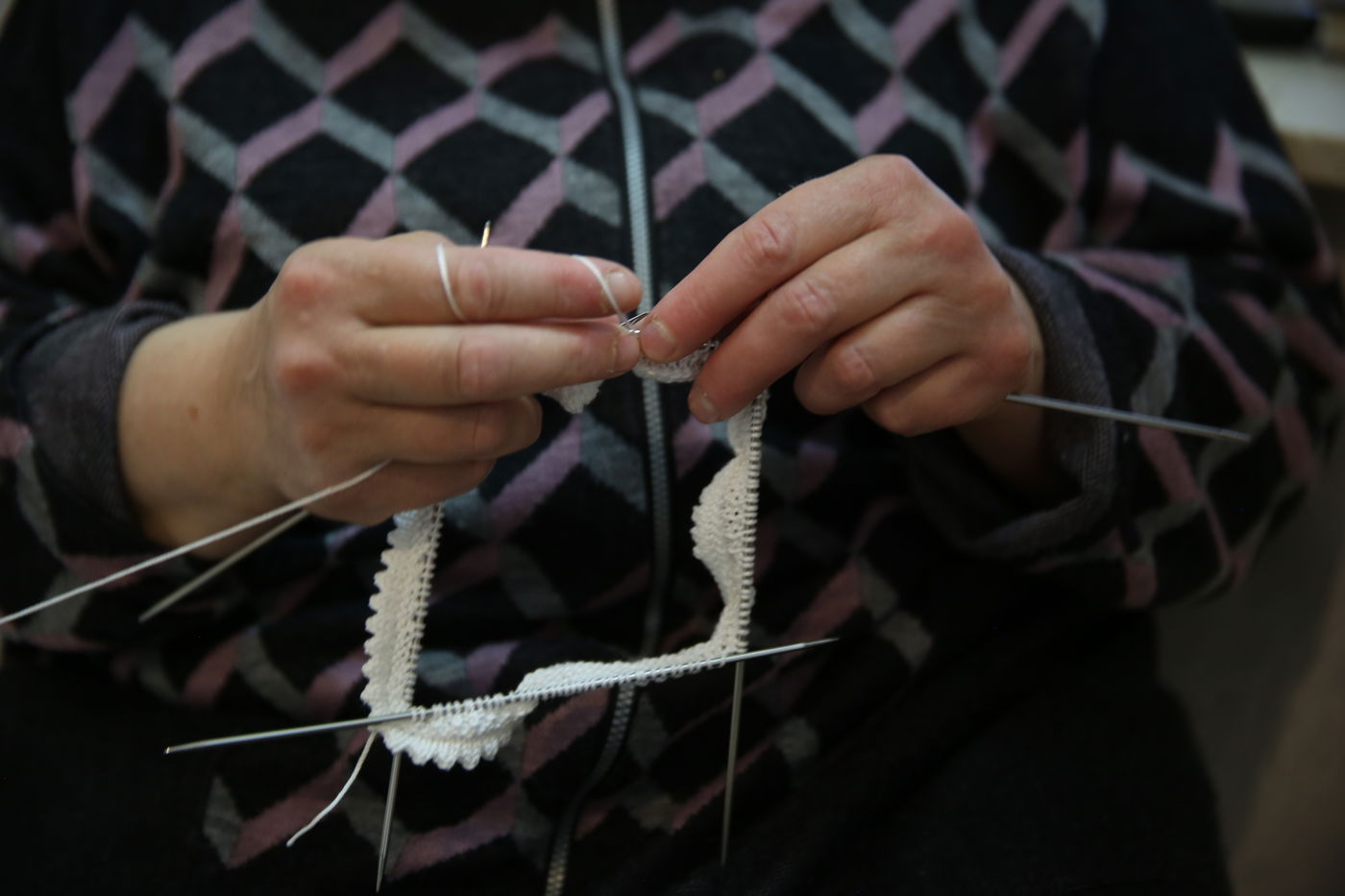 הצצה נדירה: הנשים שסורגות ירמולקע'ס