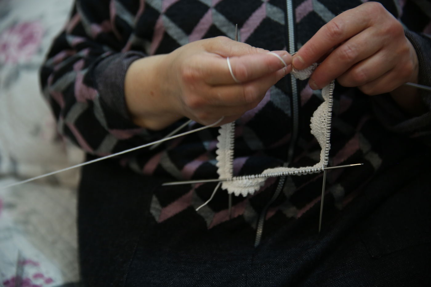 הצצה נדירה: הנשים שסורגות ירמולקע'ס