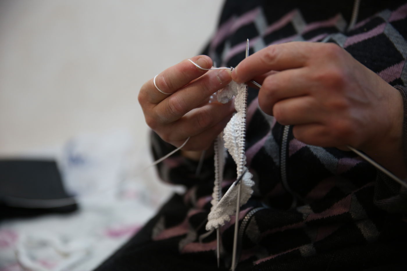 הצצה נדירה: הנשים שסורגות ירמולקע'ס