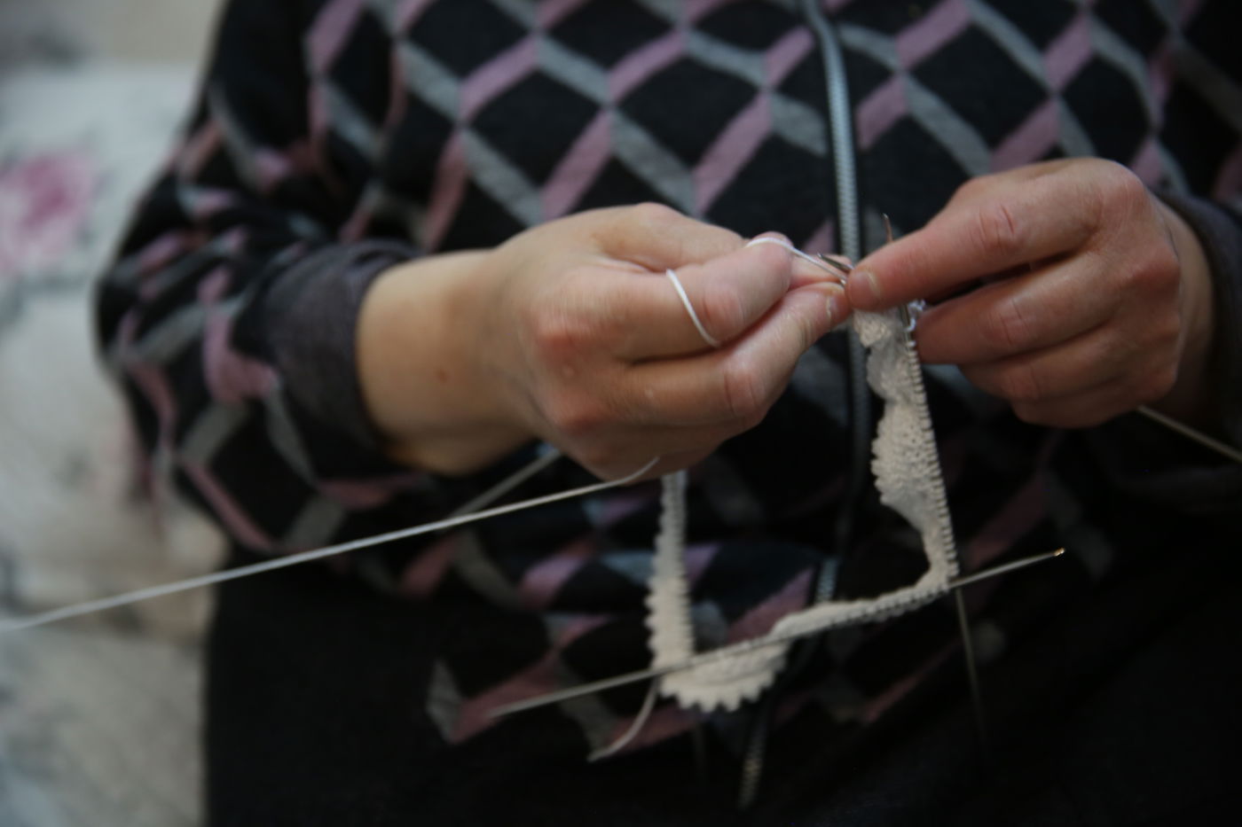 הצצה נדירה: הנשים שסורגות ירמולקע'ס