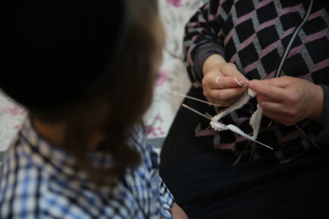 הצצה נדירה: הנשים שסורגות ירמולקע'ס