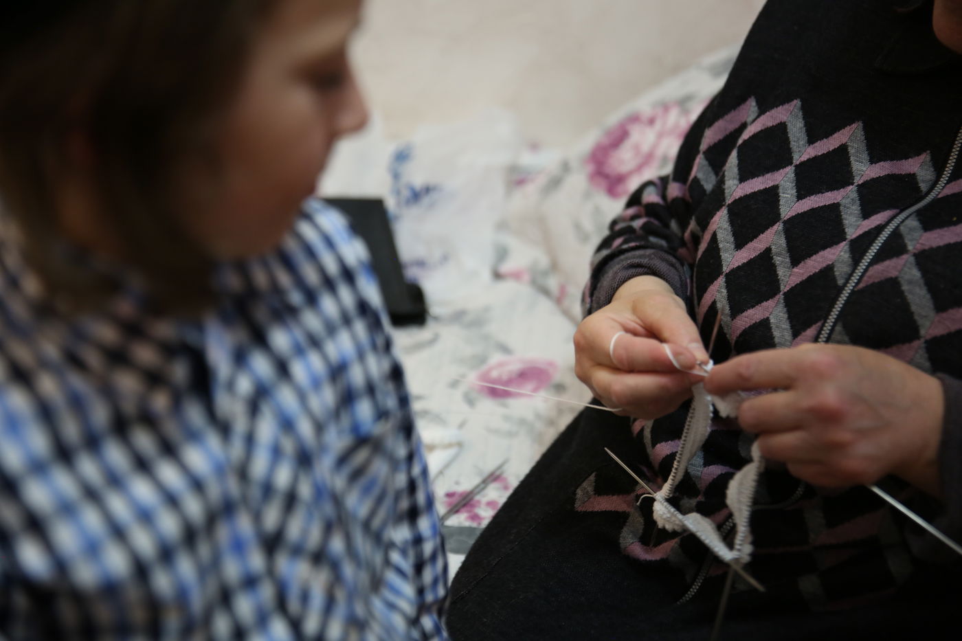 הצצה נדירה: הנשים שסורגות ירמולקע'ס