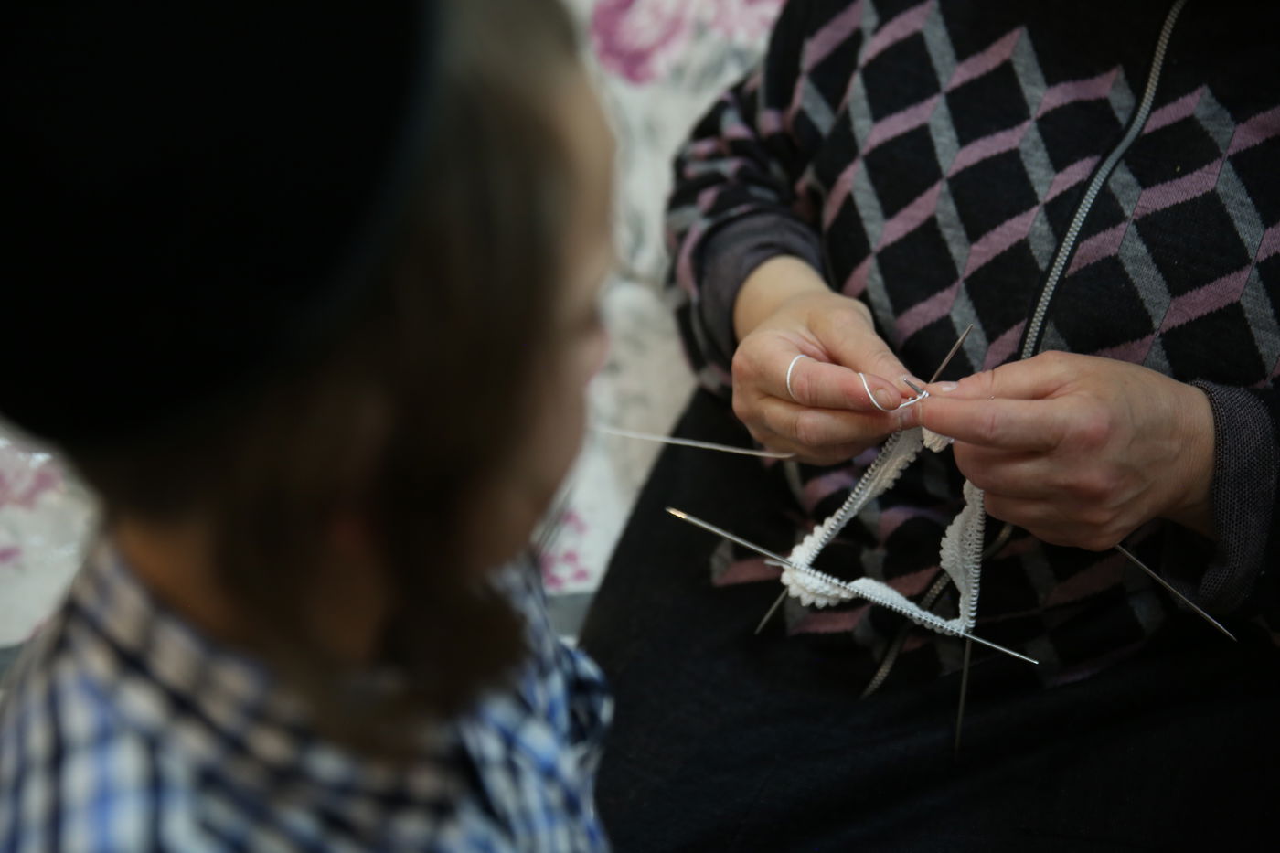 הצצה נדירה: הנשים שסורגות ירמולקע'ס