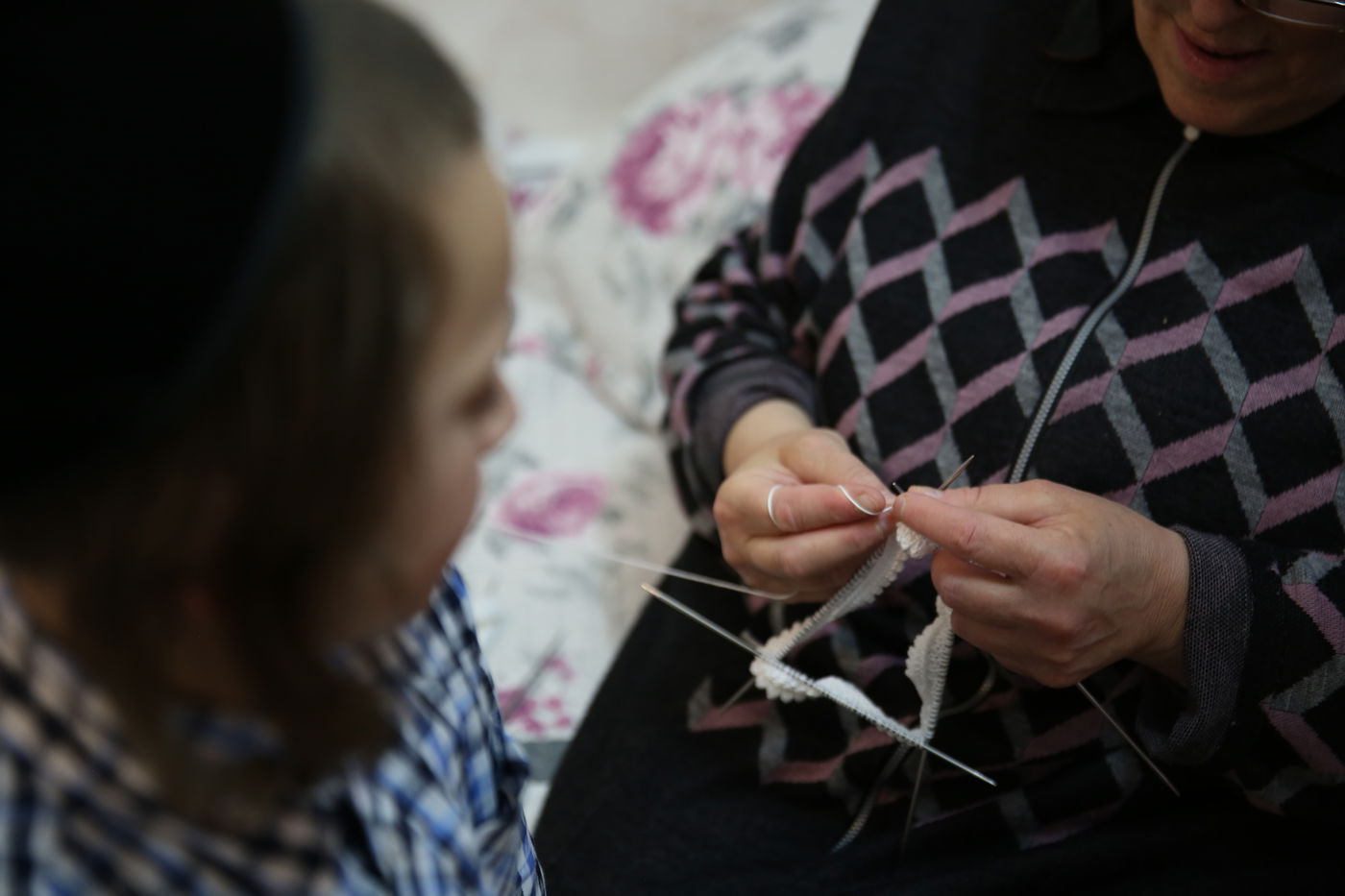 הצצה נדירה: הנשים שסורגות ירמולקע'ס