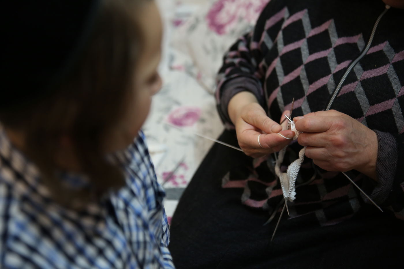 הצצה נדירה: הנשים שסורגות ירמולקע'ס