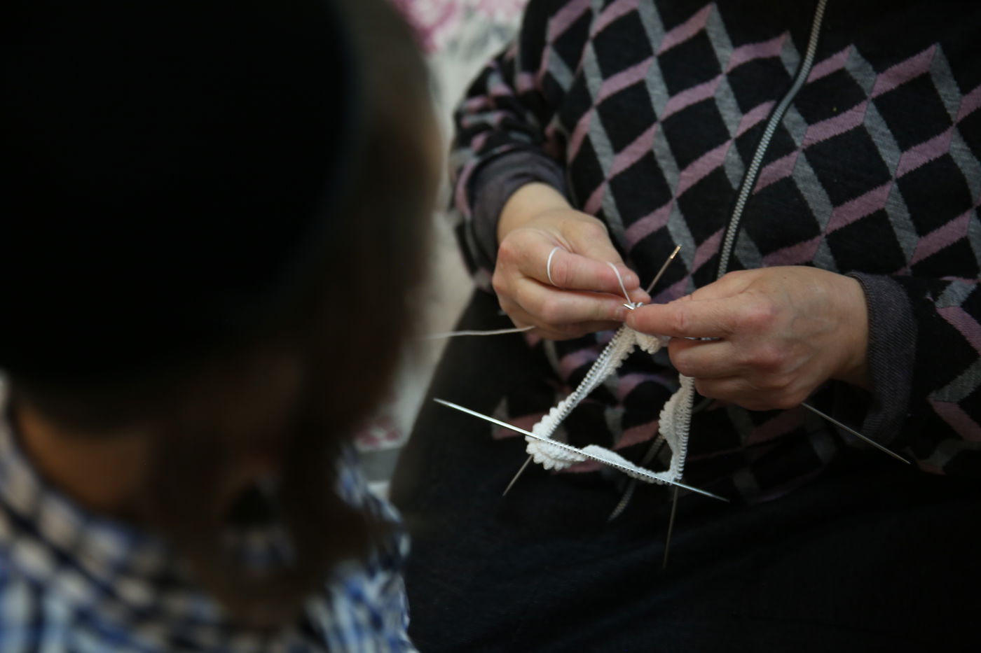 הצצה נדירה: הנשים שסורגות ירמולקע'ס