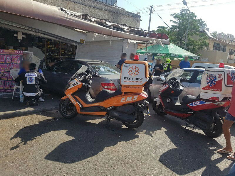 אישה נכנסה עם רכבה אל תוך הקיוסק • צפו