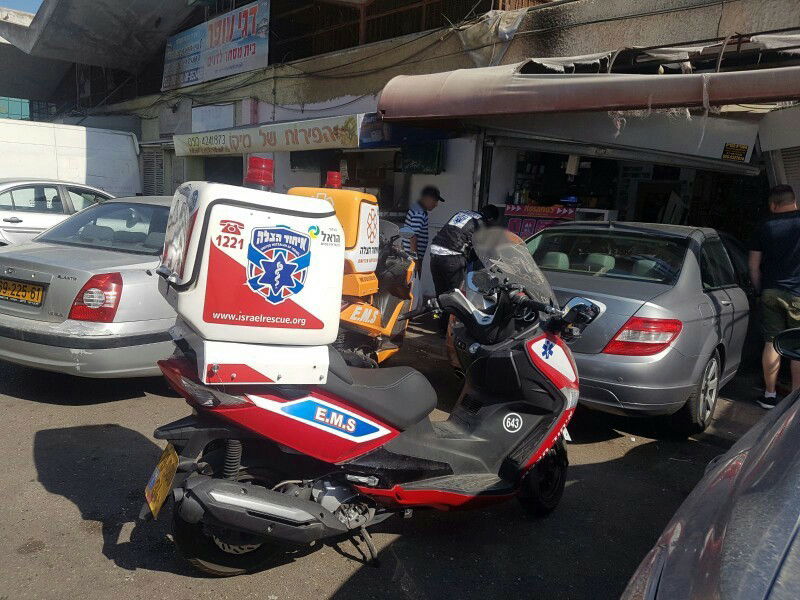 אישה נכנסה עם רכבה אל תוך הקיוסק • צפו