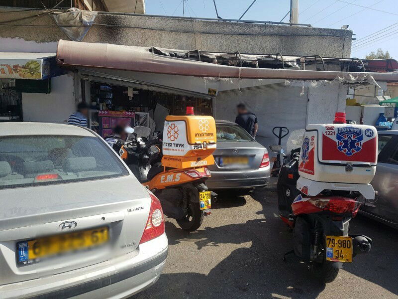 אישה נכנסה עם רכבה אל תוך הקיוסק • צפו