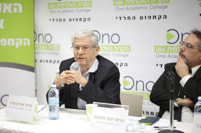 אהרון ברק בקמפוס החרדי באונו.