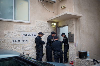 שוטרים בפתח המכינה הקדם צבאית