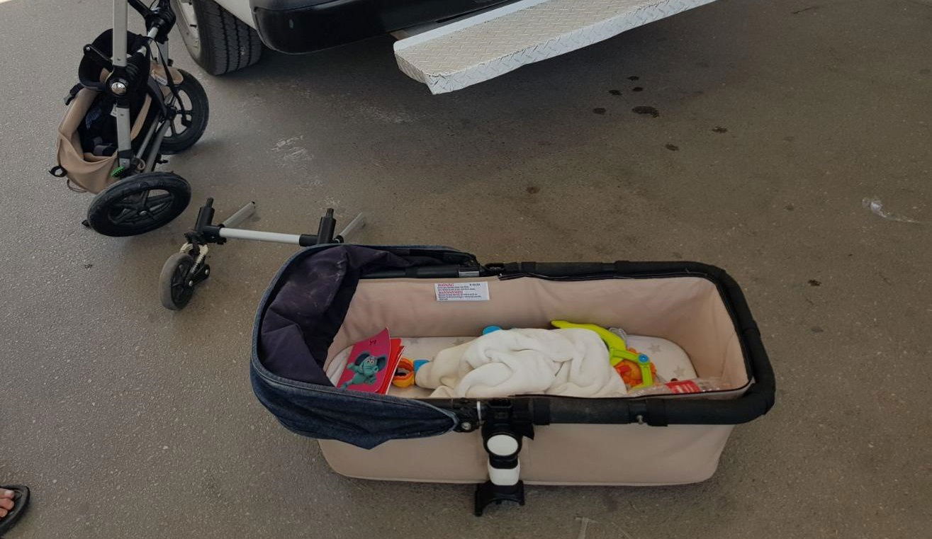 עגלת התינוק בזירת התאונה