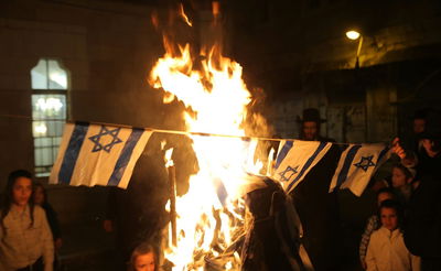 במדורת הקיצונים: דגלי ישראל, עיתון "הפלס" ובובה חסרת זהות