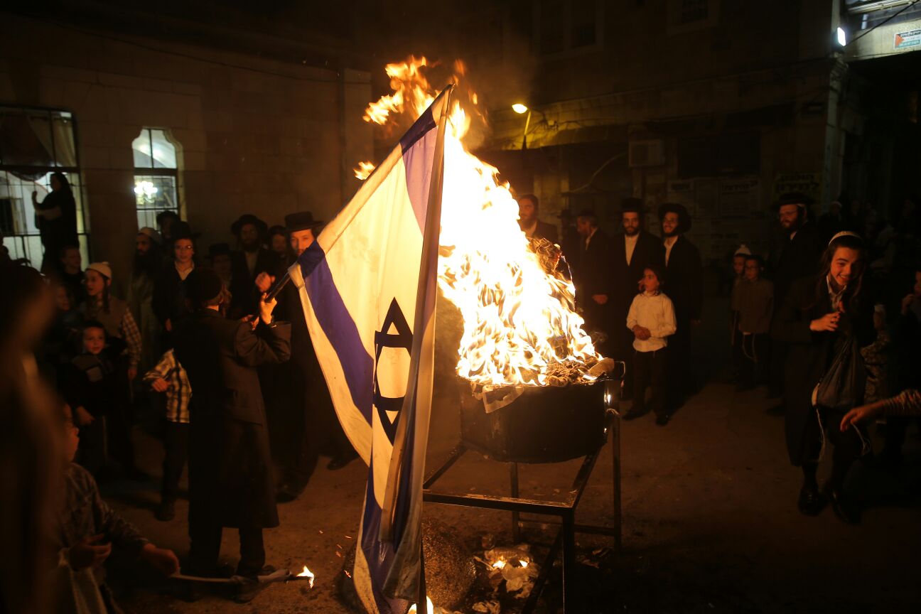 במדורת הקיצונים: דגלי ישראל, עיתון "הפלס" ובובה חסרת זהות