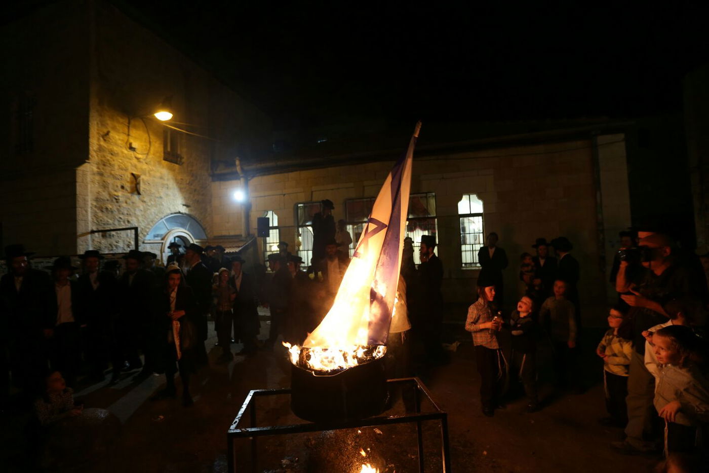 במדורת הקיצונים: דגלי ישראל, עיתון "הפלס" ובובה חסרת זהות