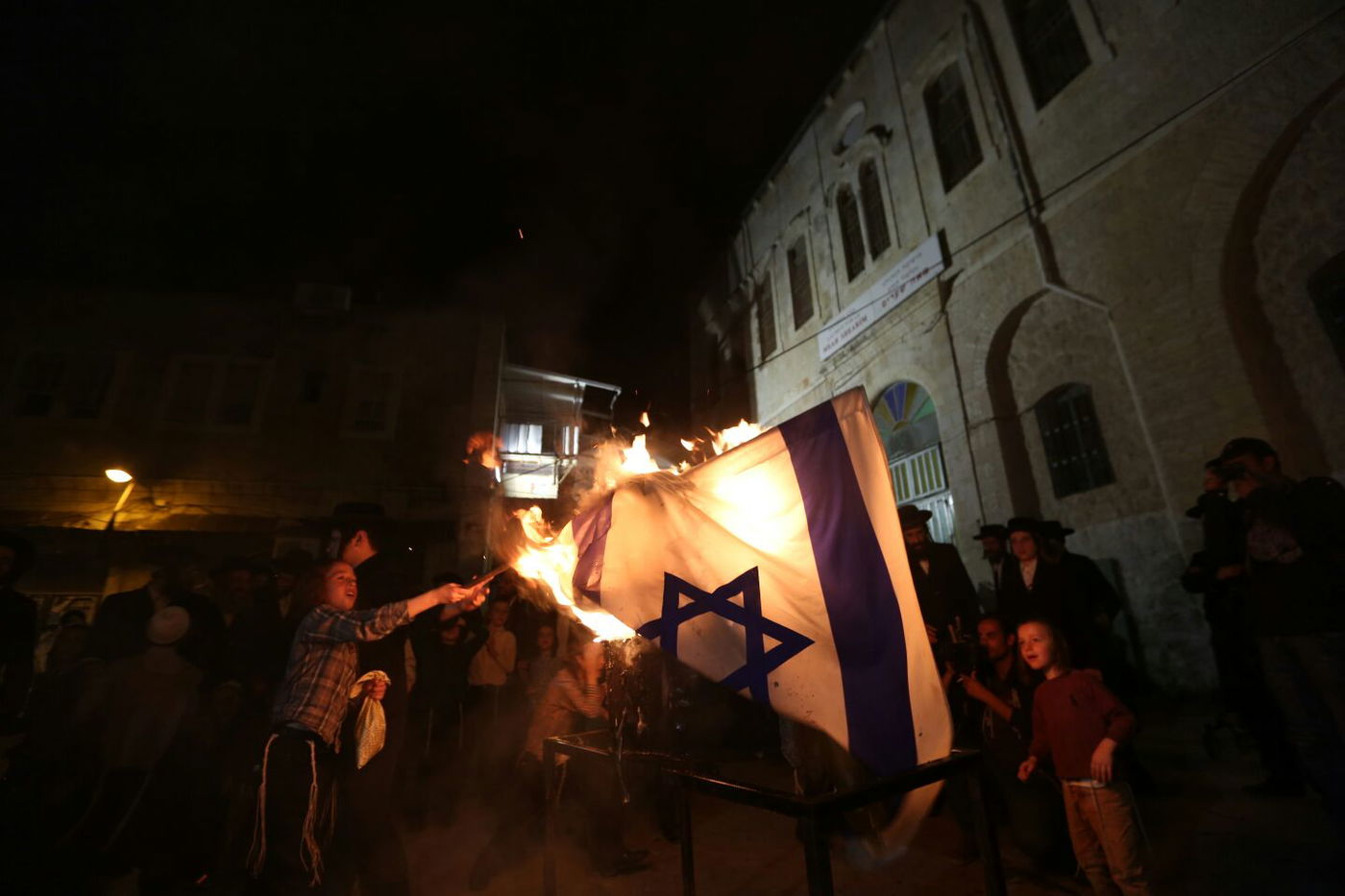 במדורת הקיצונים: דגלי ישראל, עיתון "הפלס" ובובה חסרת זהות