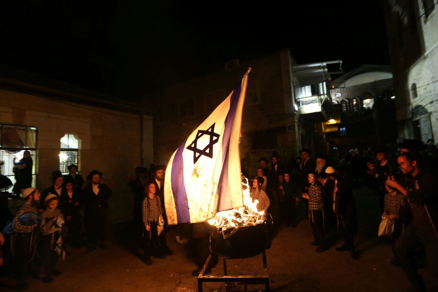 במדורת הקיצונים: דגלי ישראל, עיתון "הפלס" ובובה חסרת זהות