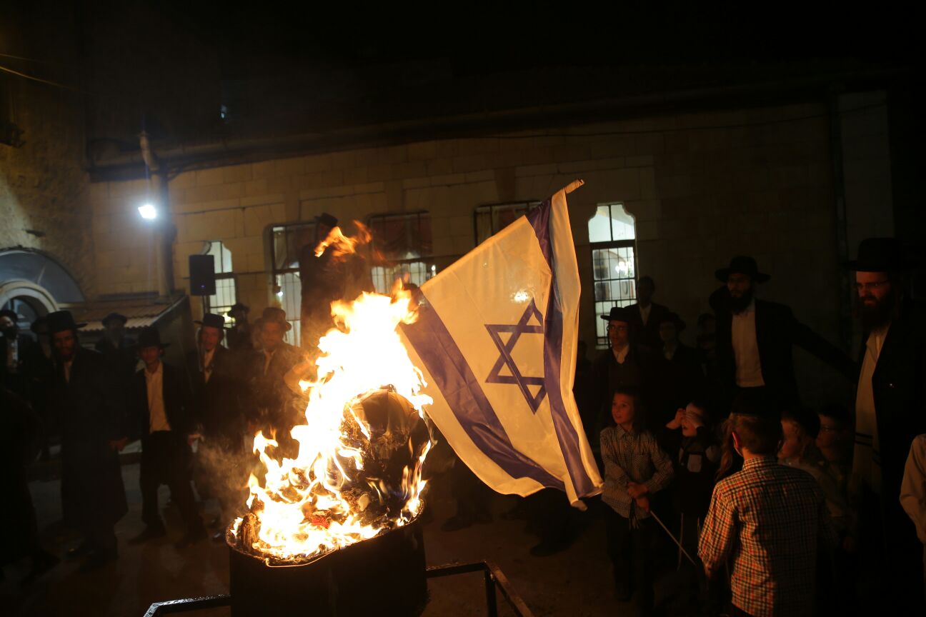 במדורת הקיצונים: דגלי ישראל, עיתון "הפלס" ובובה חסרת זהות