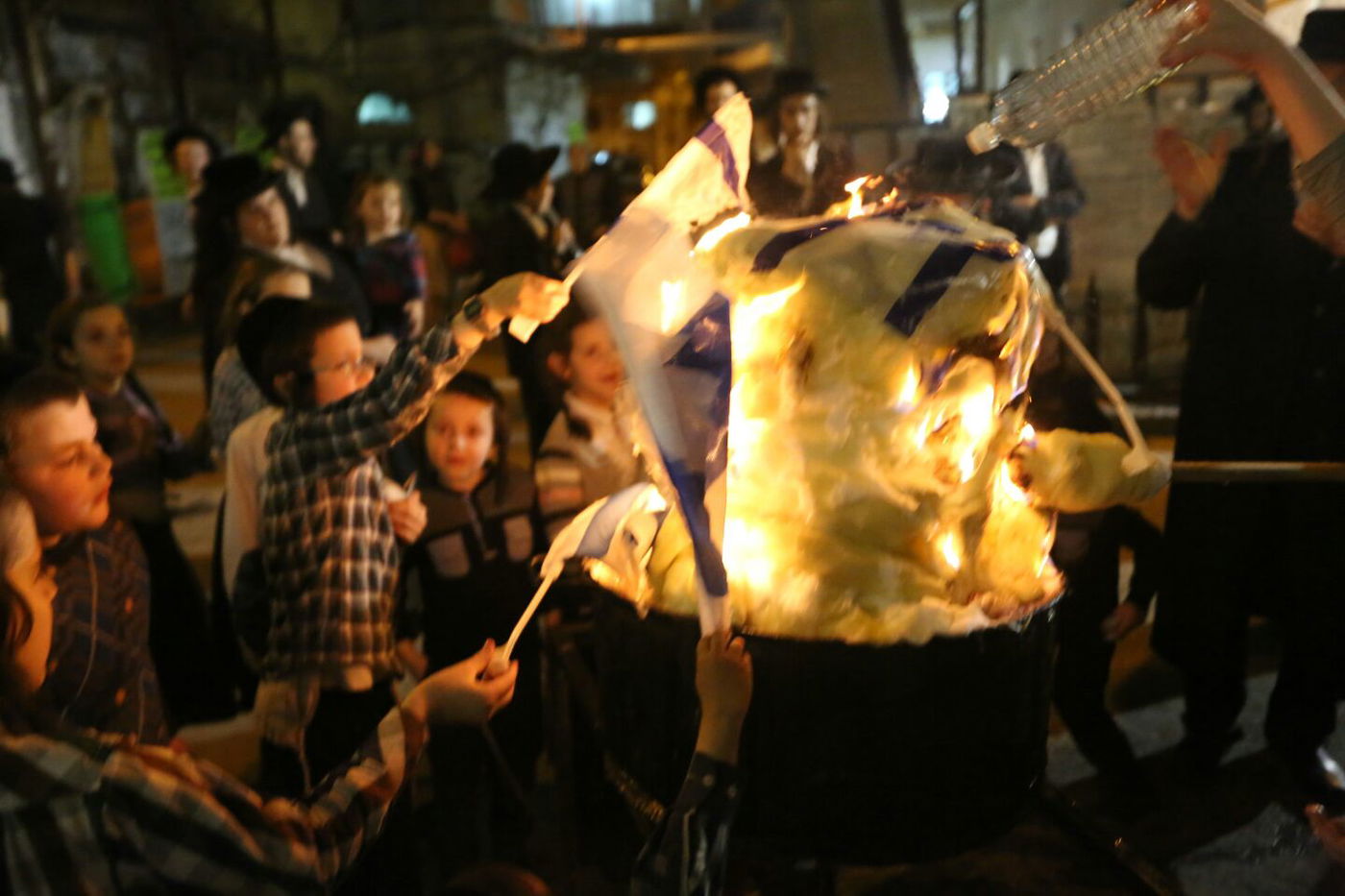 במדורת הקיצונים: דגלי ישראל, עיתון "הפלס" ובובה חסרת זהות