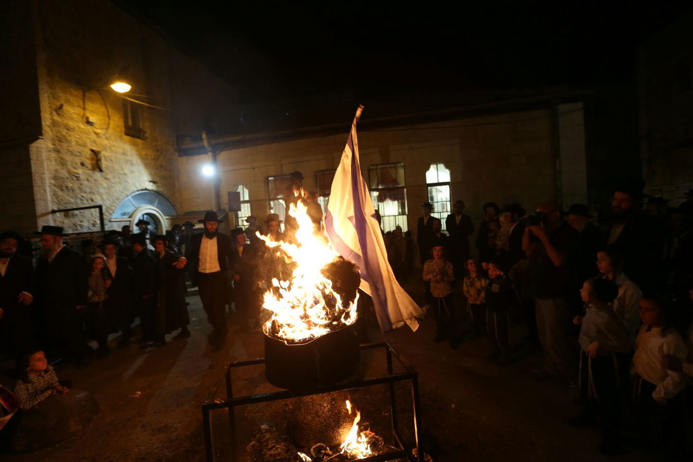 במדורת הקיצונים: דגלי ישראל, עיתון "הפלס" ובובה חסרת זהות