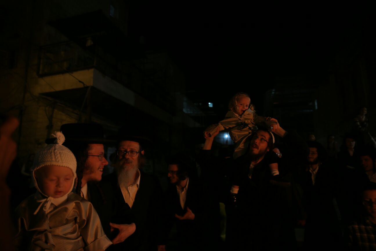 במדורת הקיצונים: דגלי ישראל, עיתון "הפלס" ובובה חסרת זהות