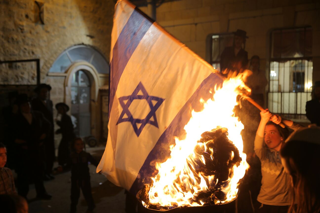 במדורת הקיצונים: דגלי ישראל, עיתון "הפלס" ובובה חסרת זהות