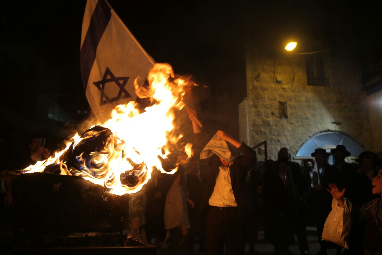 במדורת הקיצונים: דגלי ישראל, עיתון "הפלס" ובובה חסרת זהות