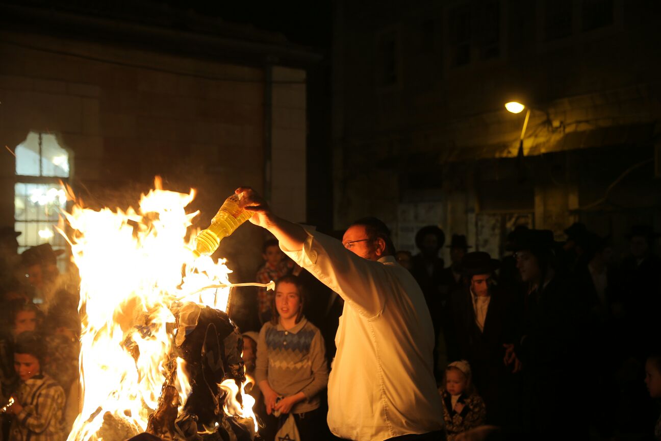 במדורת הקיצונים: דגלי ישראל, עיתון "הפלס" ובובה חסרת זהות