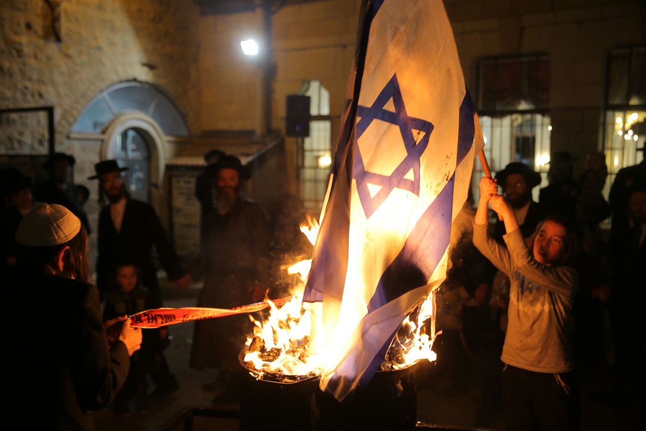 במדורת הקיצונים: דגלי ישראל, עיתון "הפלס" ובובה חסרת זהות