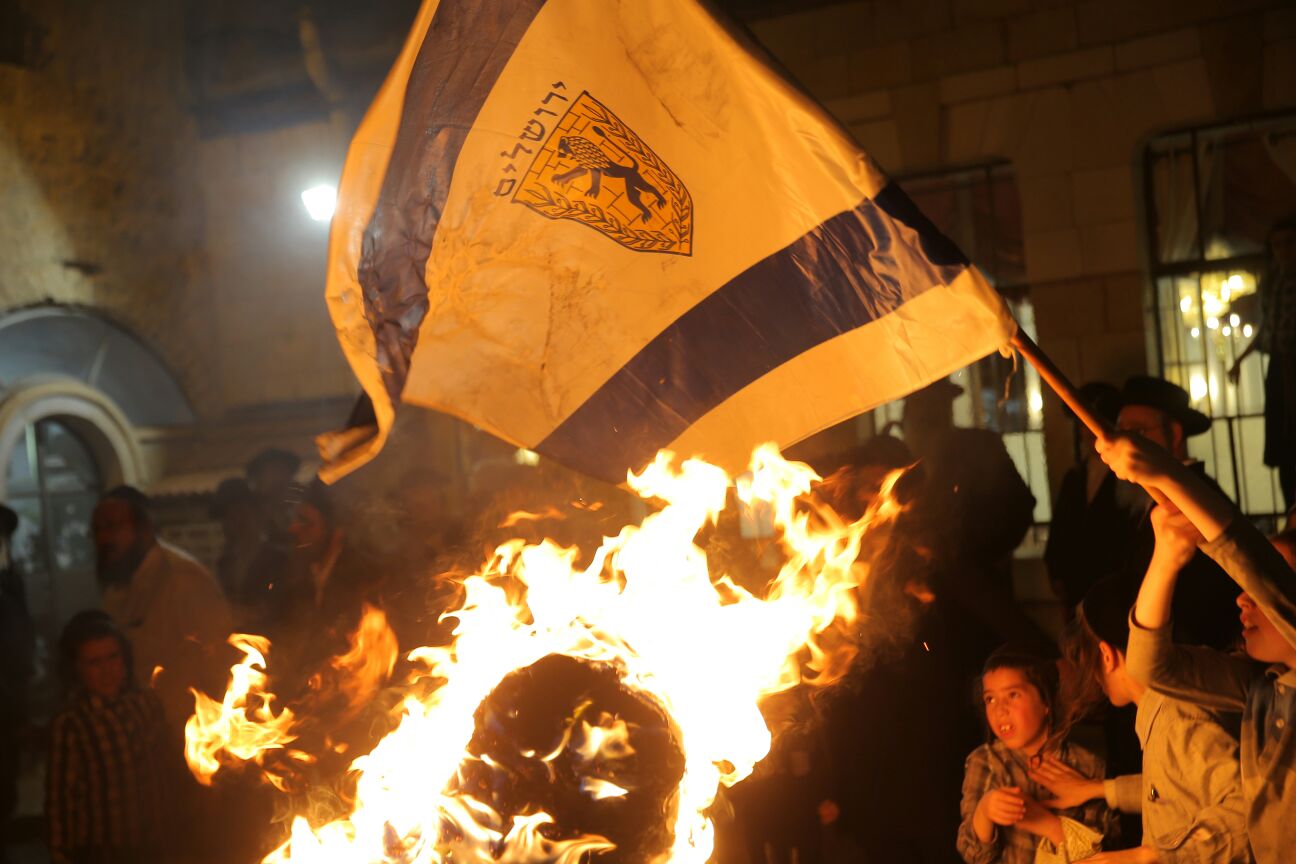במדורת הקיצונים: דגלי ישראל, עיתון "הפלס" ובובה חסרת זהות