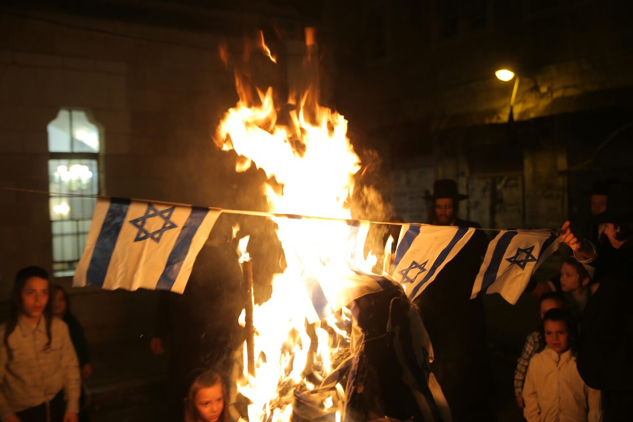 במדורת הקיצונים: דגלי ישראל, עיתון "הפלס" ובובה חסרת זהות