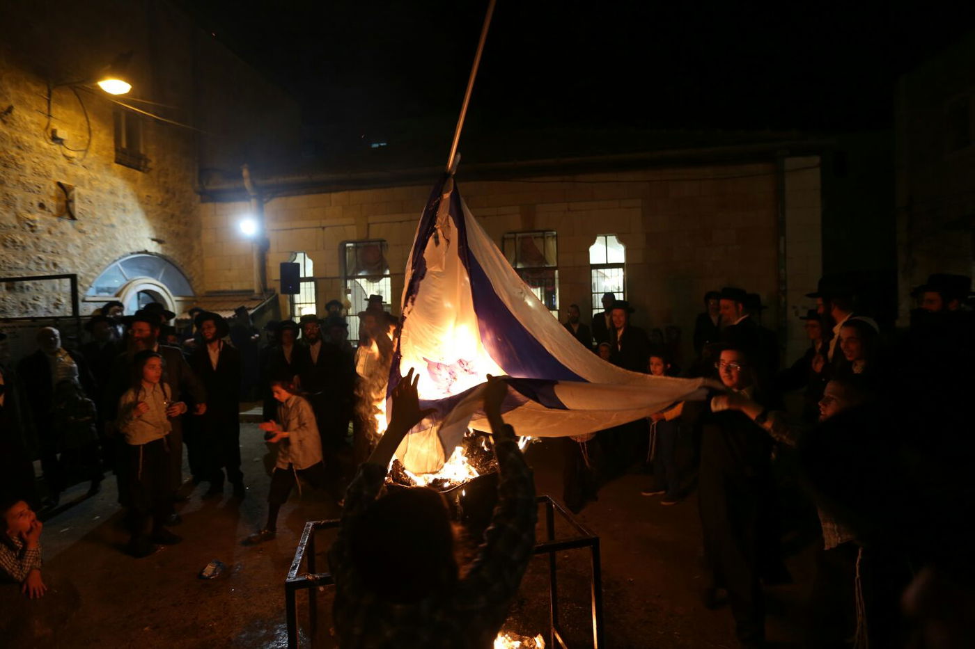 במדורת הקיצונים: דגלי ישראל, עיתון "הפלס" ובובה חסרת זהות