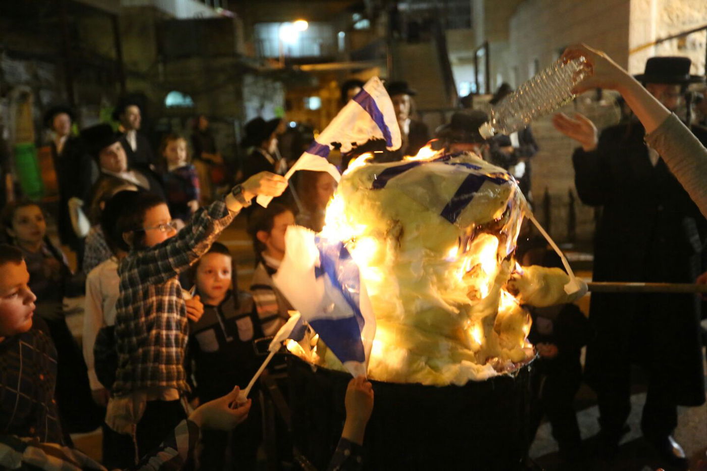 במדורת הקיצונים: דגלי ישראל, עיתון "הפלס" ובובה חסרת זהות