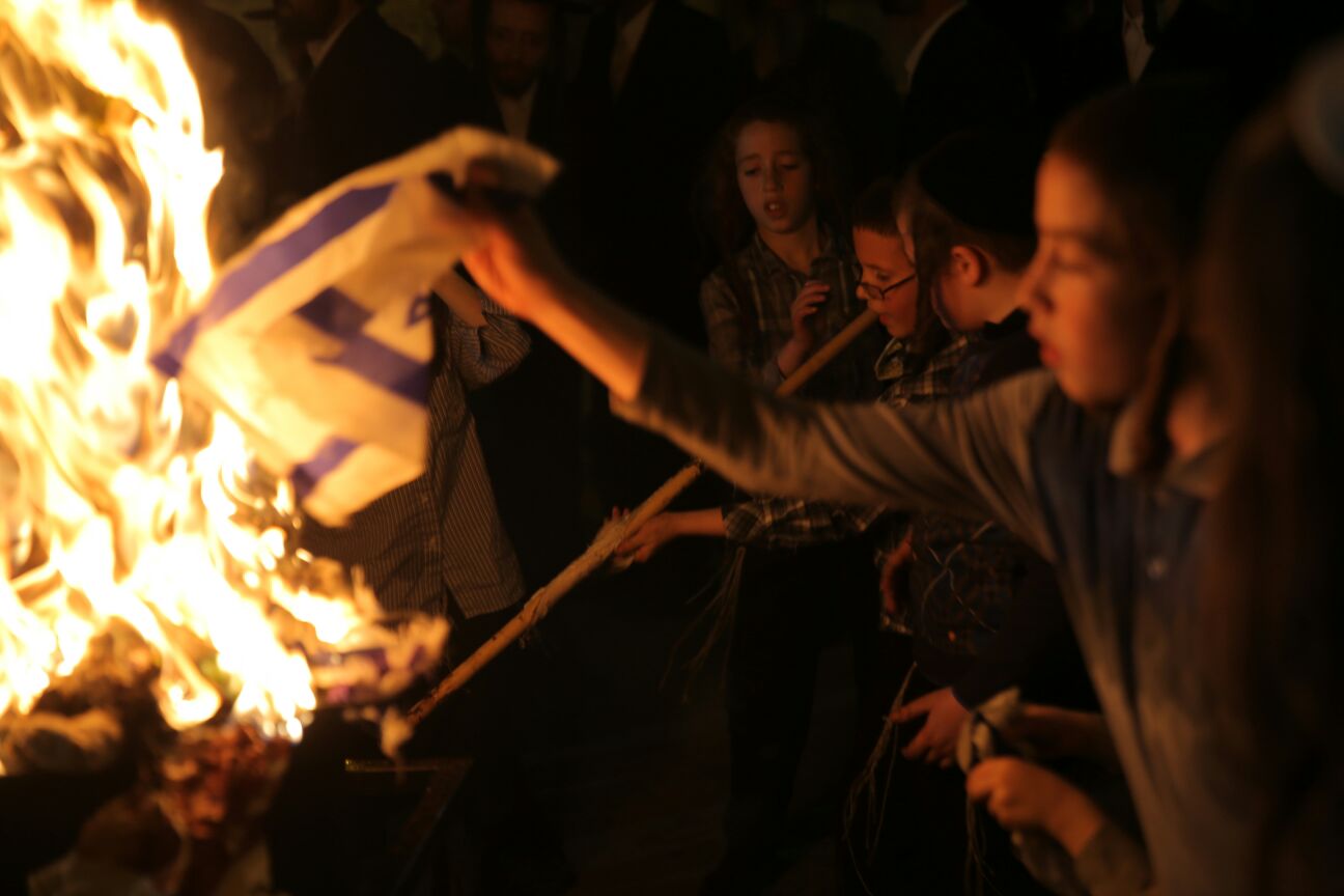 במדורת הקיצונים: דגלי ישראל, עיתון "הפלס" ובובה חסרת זהות