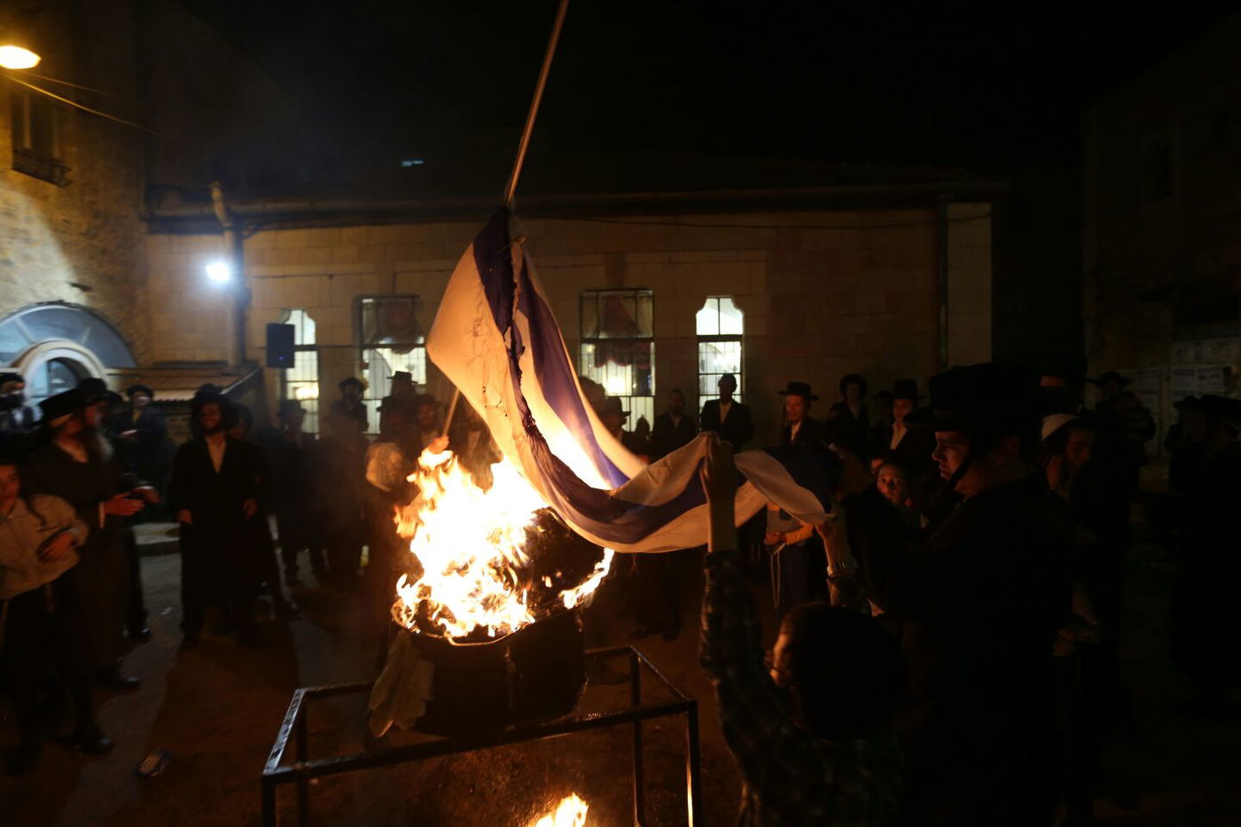 במדורת הקיצונים: דגלי ישראל, עיתון "הפלס" ובובה חסרת זהות