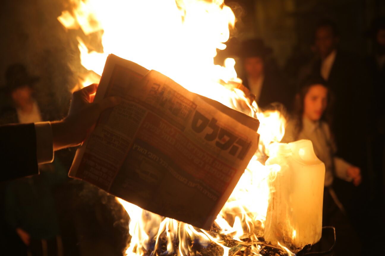 במדורת הקיצונים: דגלי ישראל, עיתון "הפלס" ובובה חסרת זהות