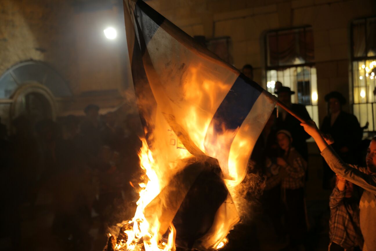 במדורת הקיצונים: דגלי ישראל, עיתון "הפלס" ובובה חסרת זהות