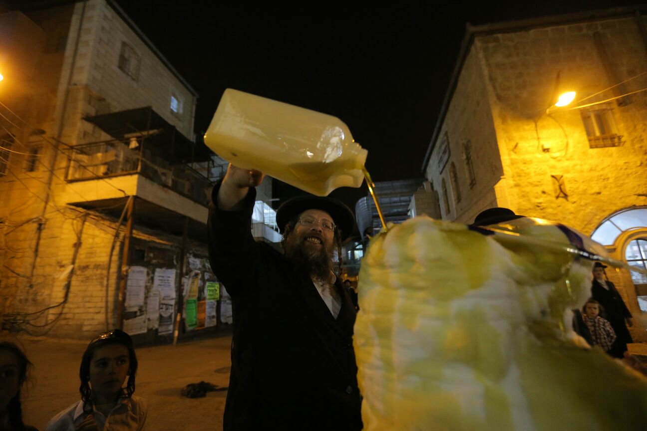 במדורת הקיצונים: דגלי ישראל, עיתון "הפלס" ובובה חסרת זהות