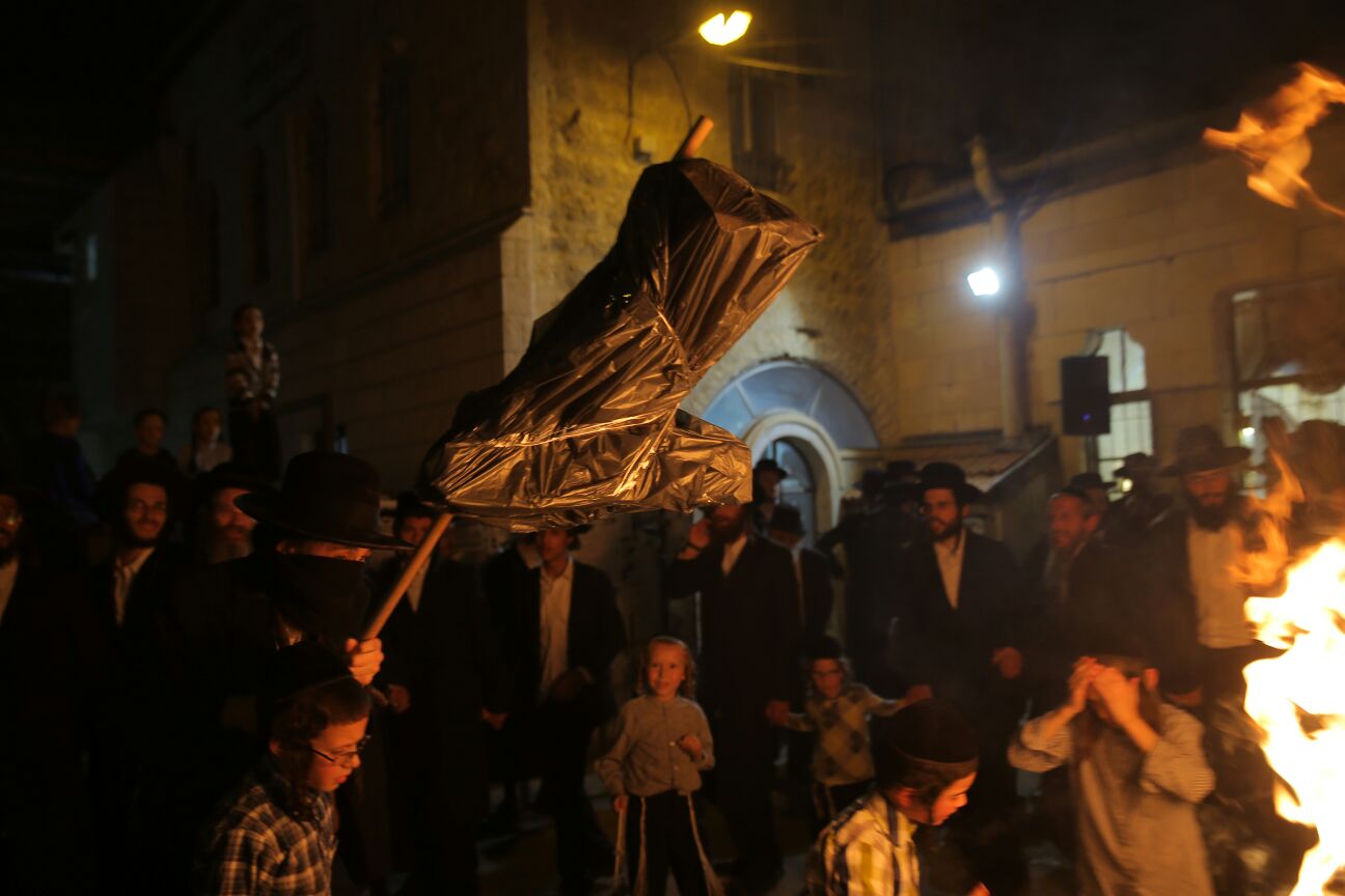 במדורת הקיצונים: דגלי ישראל, עיתון "הפלס" ובובה חסרת זהות