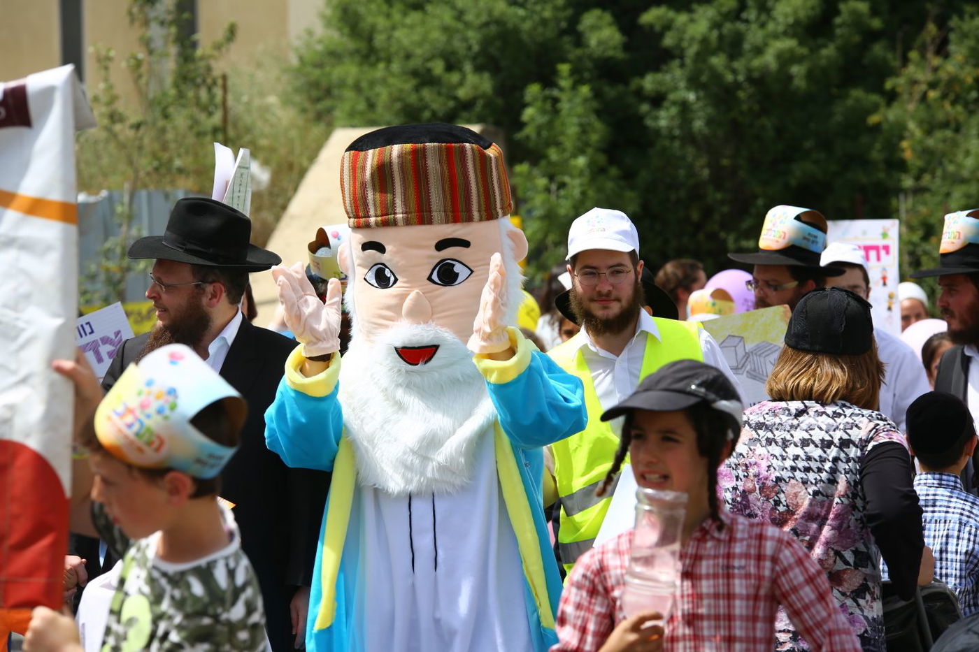 תחפושות ומתופפים: תהלוכת הילדים במירון