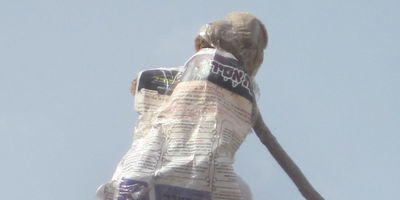 הפילוג הליטאי: ילדים צהלו סביב 'בובת המן' עשויה 'הפלס'