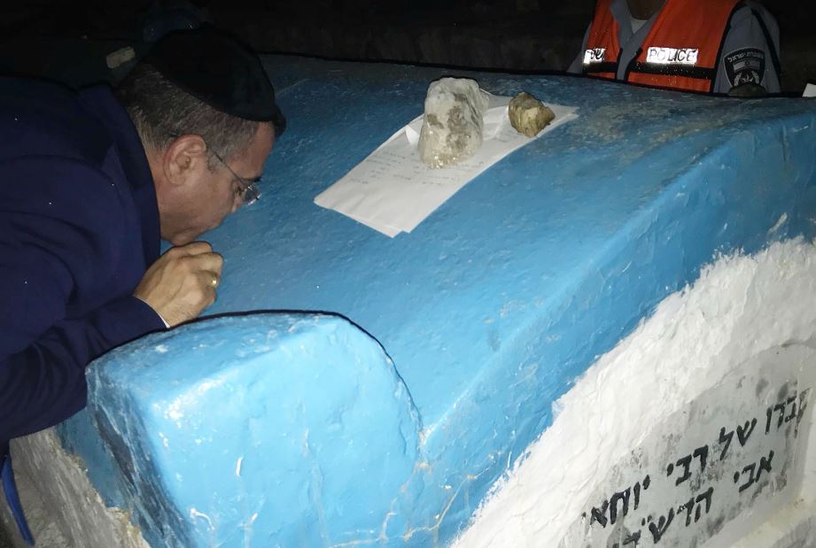 אלי יצפאן מתפלל על ציון רבי שמעון בר יוחאי