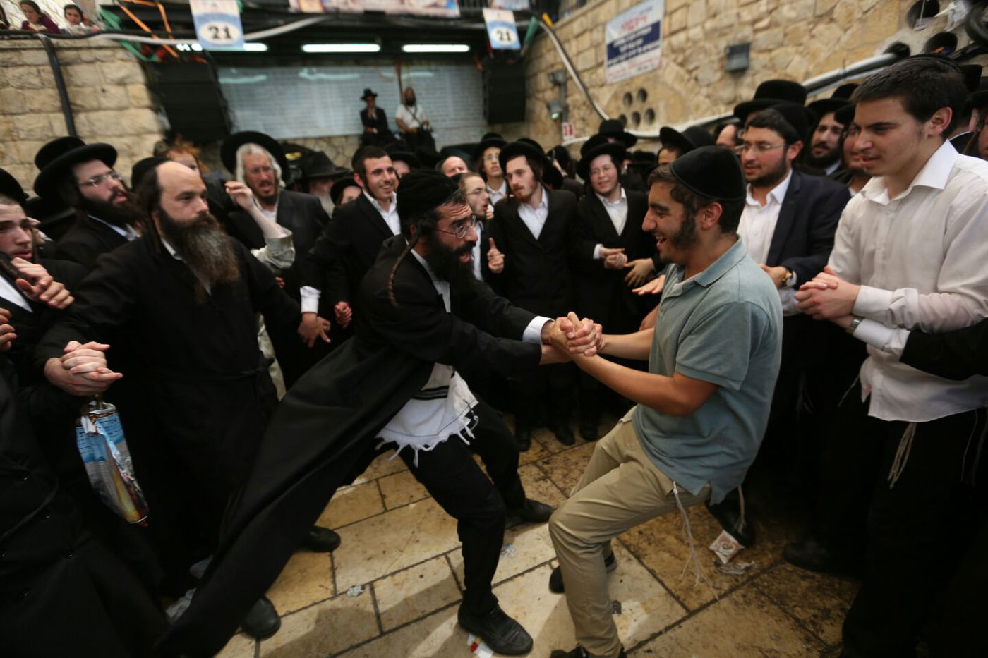 ובחצר ציון הרשב"י במירון: ריקודים ללא הפסקה • גלריה