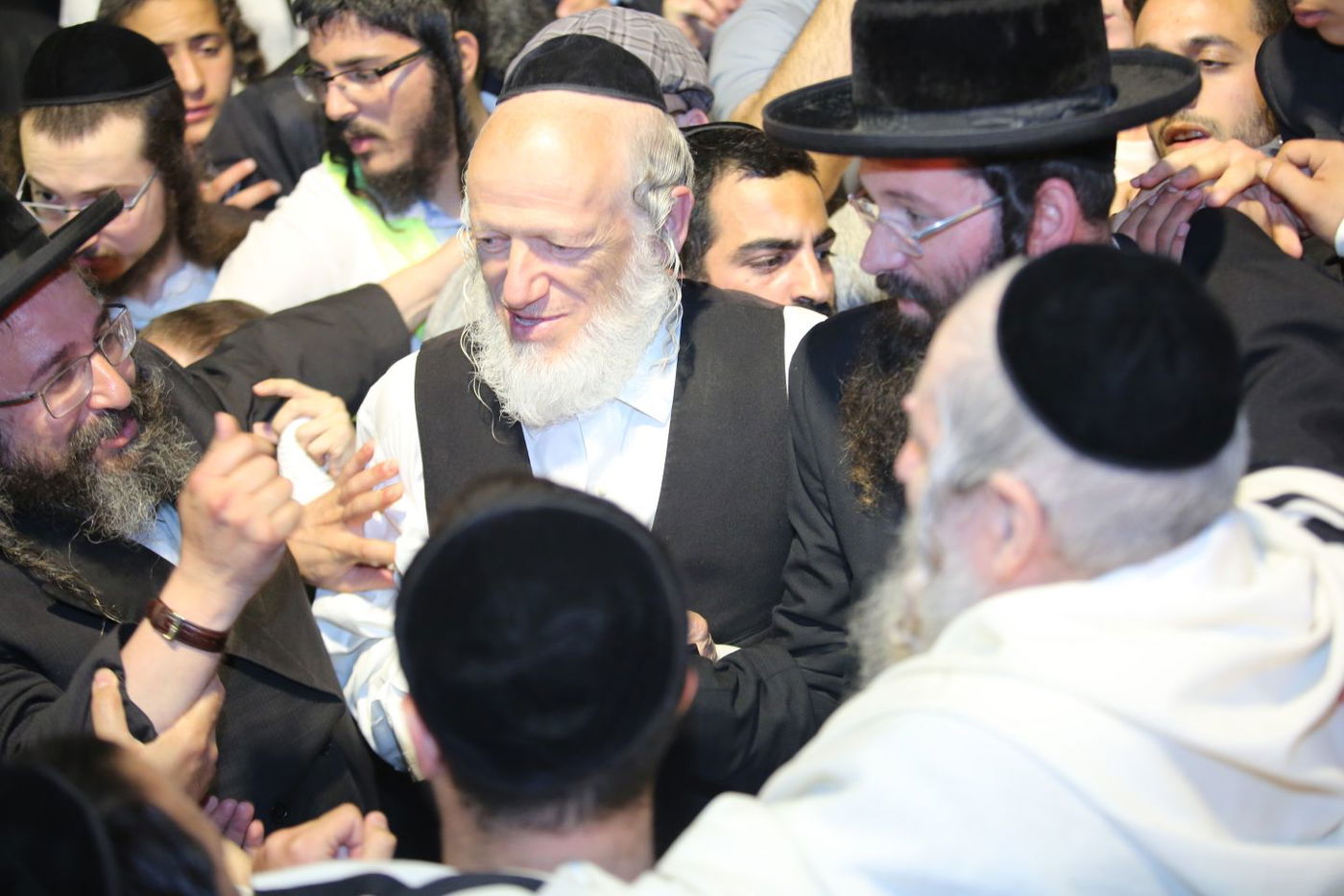 באמצע הלילה: הרב ברלנד הדליק מדורה