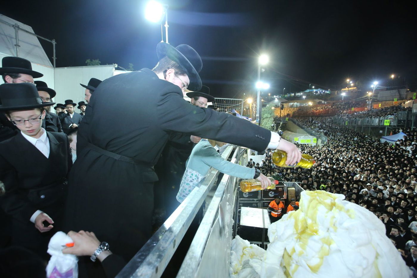 ההדלקה המרכזית של חסידות קרלין במירון • גלריה