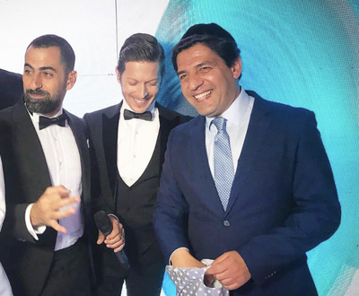 צפו: רב הסלבס קובע מזוזה בבית 'האח הגדול'