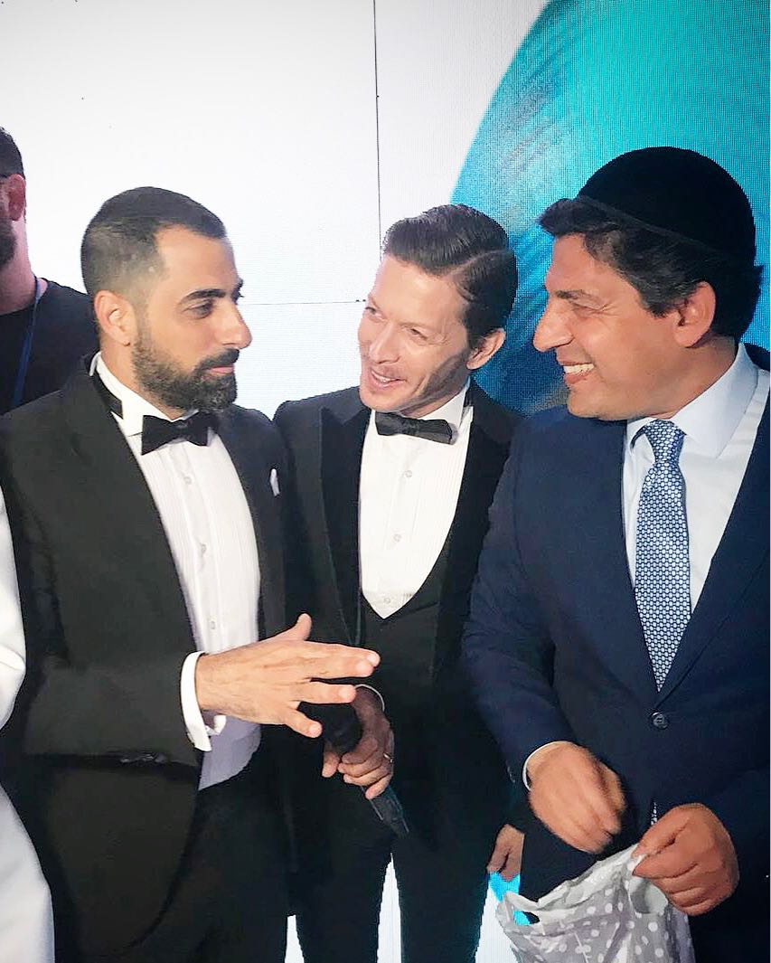 צפו: רב הסלבס קובע מזוזה בבית 'האח הגדול'