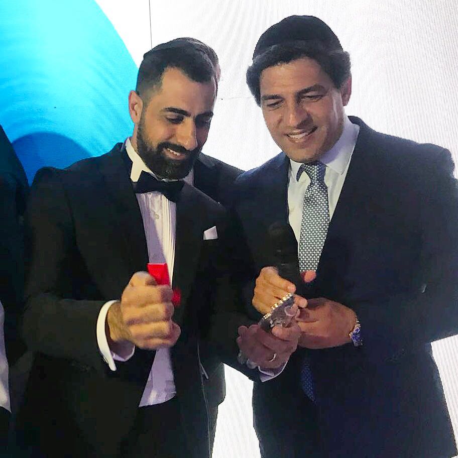 צפו: רב הסלבס קובע מזוזה בבית 'האח הגדול'